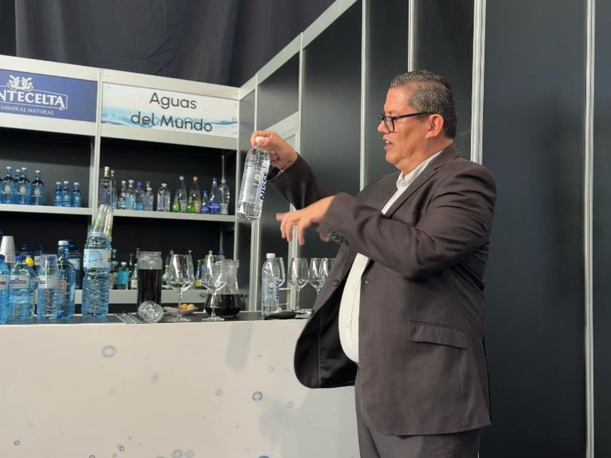 El agua mineral natural NISSI, reconocida con el Primer Premio de la Cata Internacional de Aguas de Termatalia 2022, fue uno de los protagonistas de la degustación, como punto de partida para mostrar la relación entre agua, territorio y sabores de Costa Rica. Crédito: Ileana Fernández 