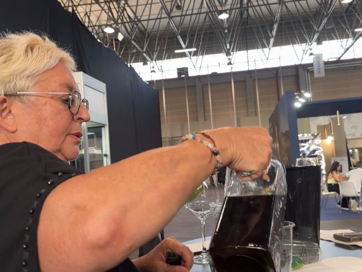 Durante la demostración se comparó el efecto de distintas mineralizaciones del agua en la preparación del café, analizando cómo su composición mineral puede influir en el aroma, el sabor y el color de la bebida. Crédito: Ileana Fernández 