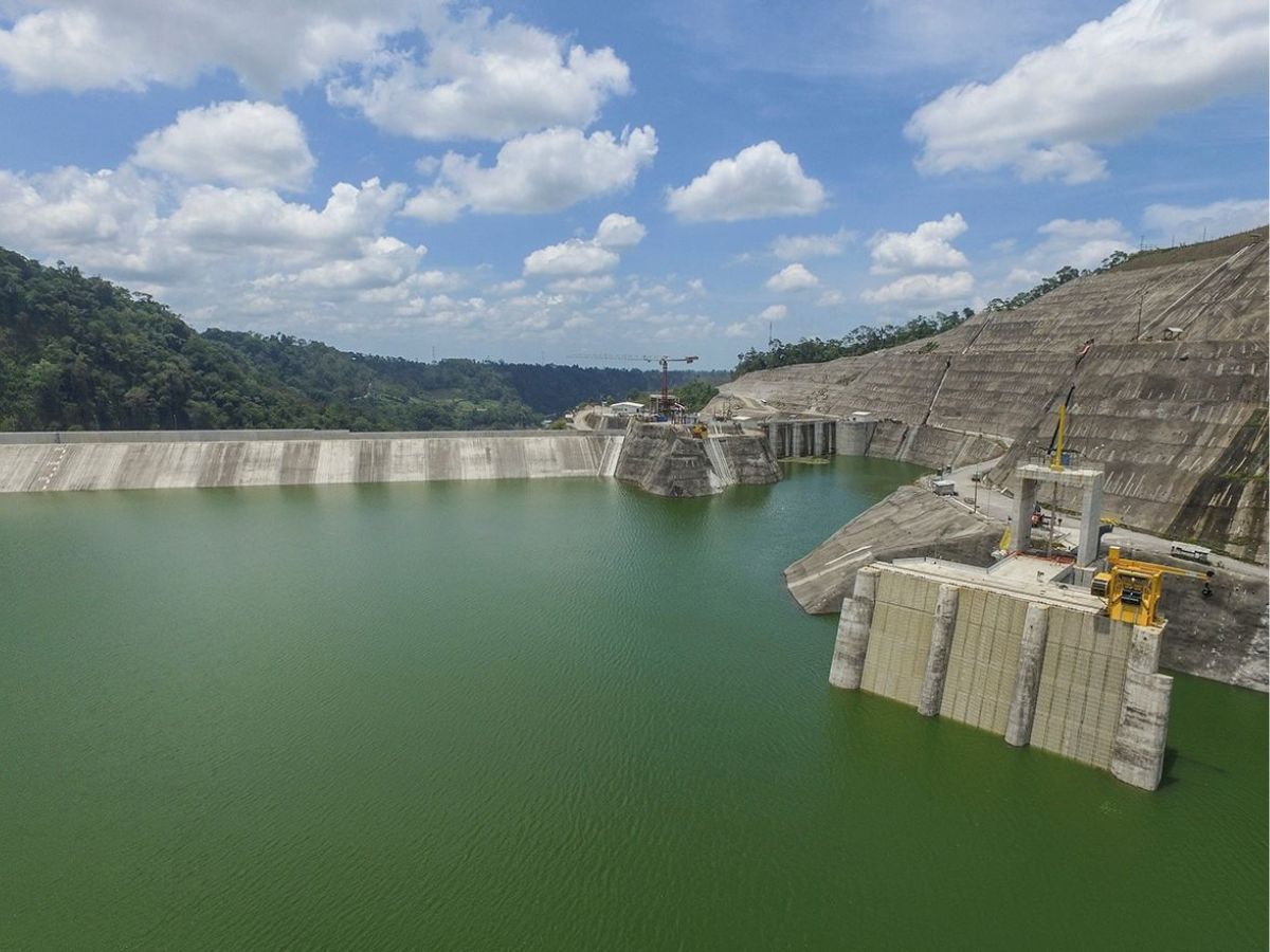 El embalse de la planta cubre 7km². Su presa alcanza  130 metros, lo que la convierte en la más alta de Costa Rica