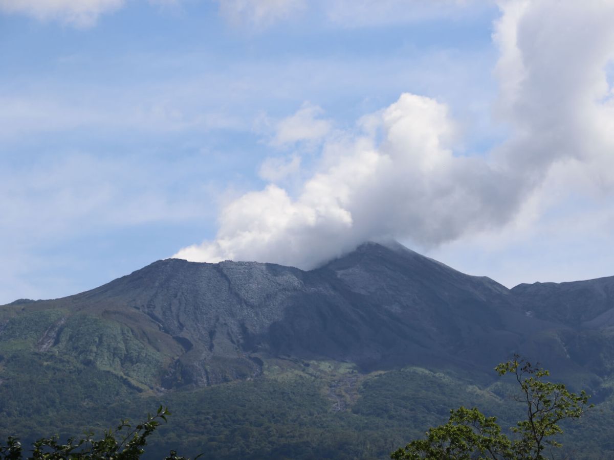 Las plumas de vapor de agua y gases de los volcanes Turrialba, Poás y Rincón de la Vieja pueden observarse con mayor facilidad durante octubre y otros meses de transición climática, como mayo y junio, debido a las condiciones de humedad y viento en la atmósfera. Geoffroy Avard, vulcanólogo del Observatorio Vulcanológico y Sismológico de Costa Rica de la Universidad Nacional (Ovsicori-UNA), explicó las razones de este fenómeno.