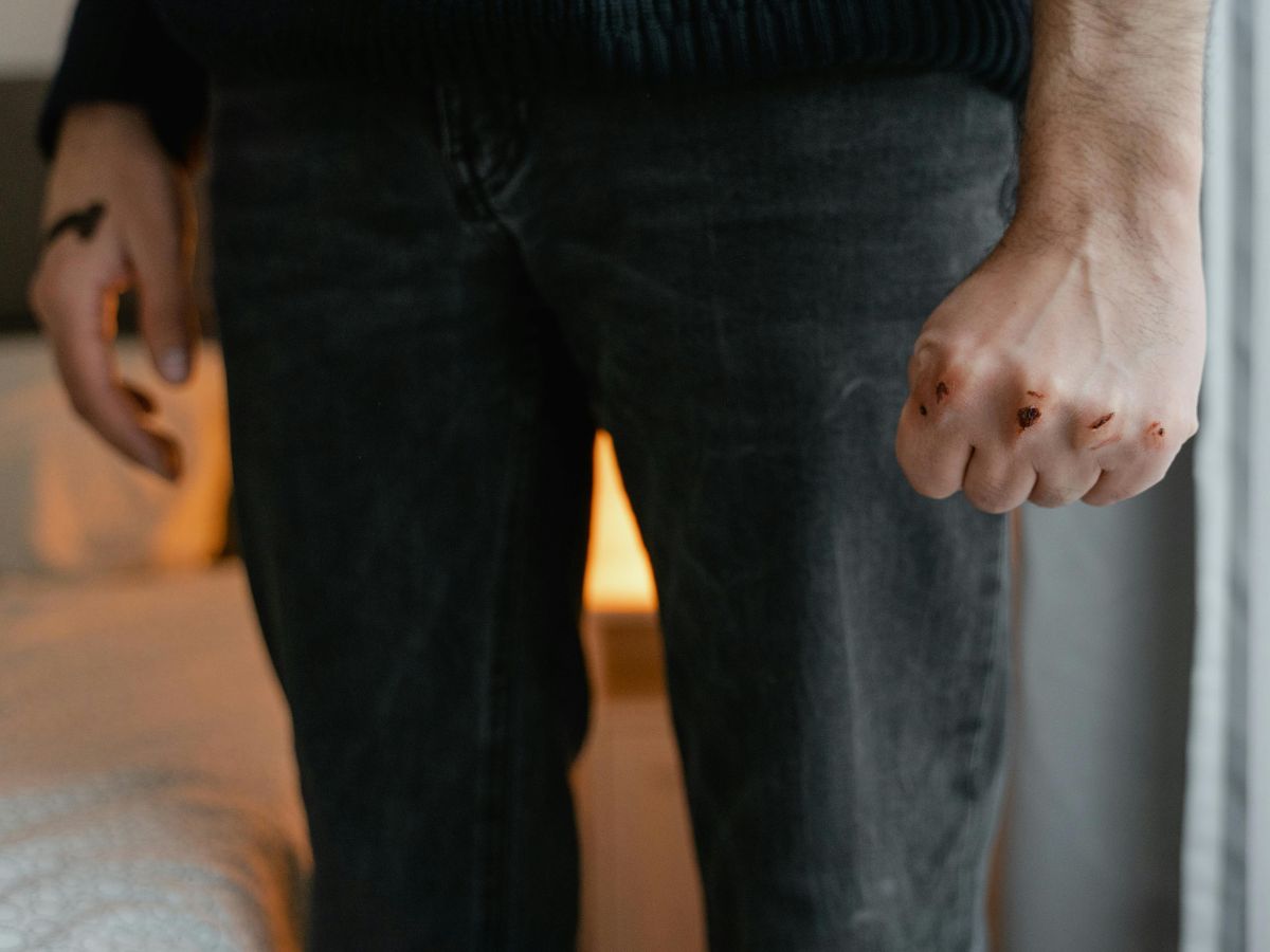 El dolor frente al terrible acontecimiento sucedido en nuestro país en escenarios de violencia intrafamiliar nos debe mover a la reflexión porque es un acto de barbarie imposible de justificar. Una mujer fue asesinada por la expareja de su hija, en su propia casa, al tratar de protegerla y el hombre femicida se quitó la vida en el acto evadiendo su responsabilidad.