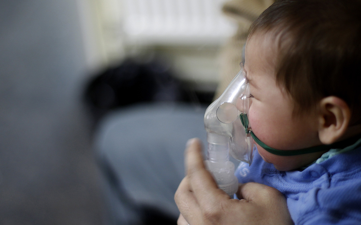Colegio de Médicos urge a la población a tomar medidas ante elevados casos de menores afectados con virus respiratorios
